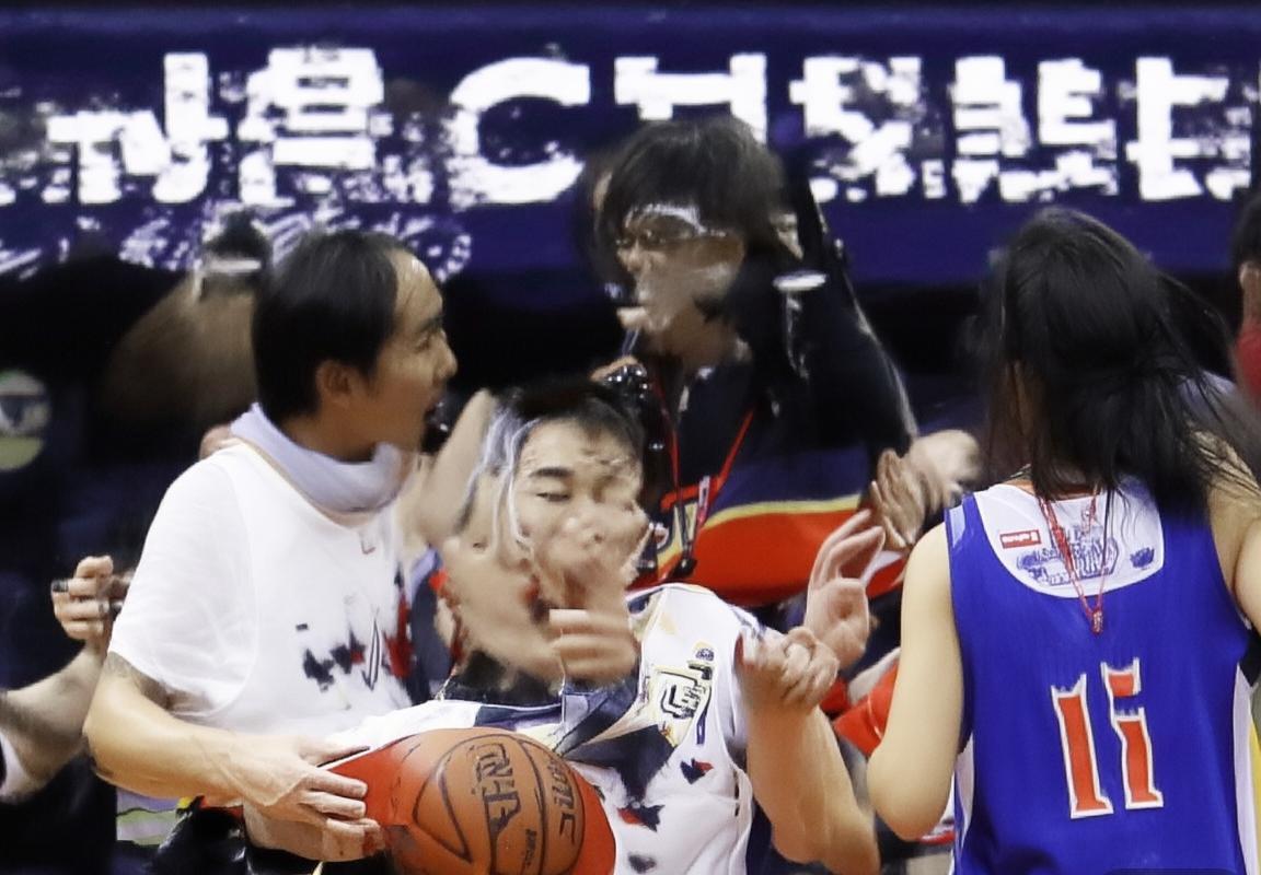 NBA经典对决：公牛骑士激战回顾与精彩瞬间